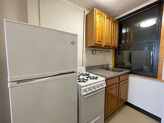 2nd image of 38 Ludlow St APT 10
