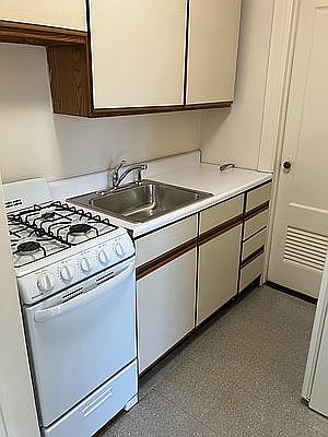 5th image of 142 Henry St APT 10