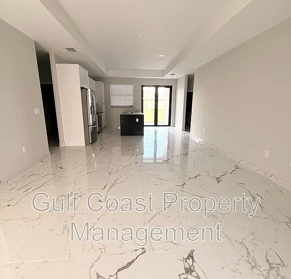 2216 NE 10th Pl — Photo 8