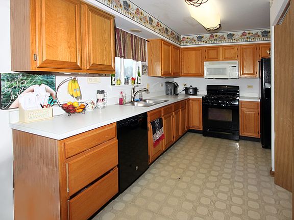 3rd image of 688 Lakewood Farms Dr
