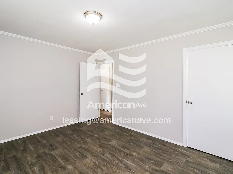 1585520_007_main_bedroom_9.jpg