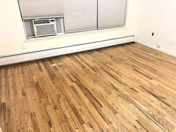 4th image of 2226 Crescent St