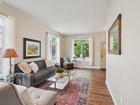 4th image of 889 SE 43rd Ave