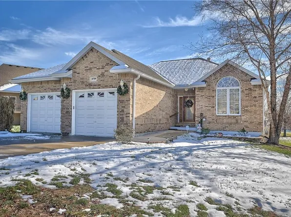 15709 Pine Cir, Basehor, KS 66007