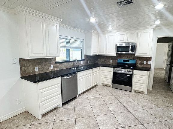 4th image of 310 W Pineshadows Dr