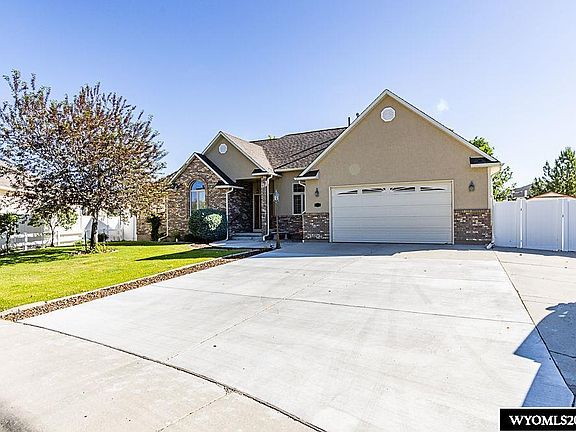 2nd image of 2215 Silver Creek Dr