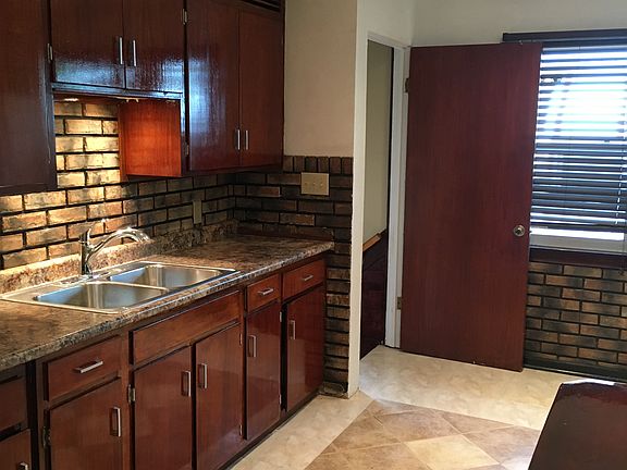5th image of 1023 Troost Ave