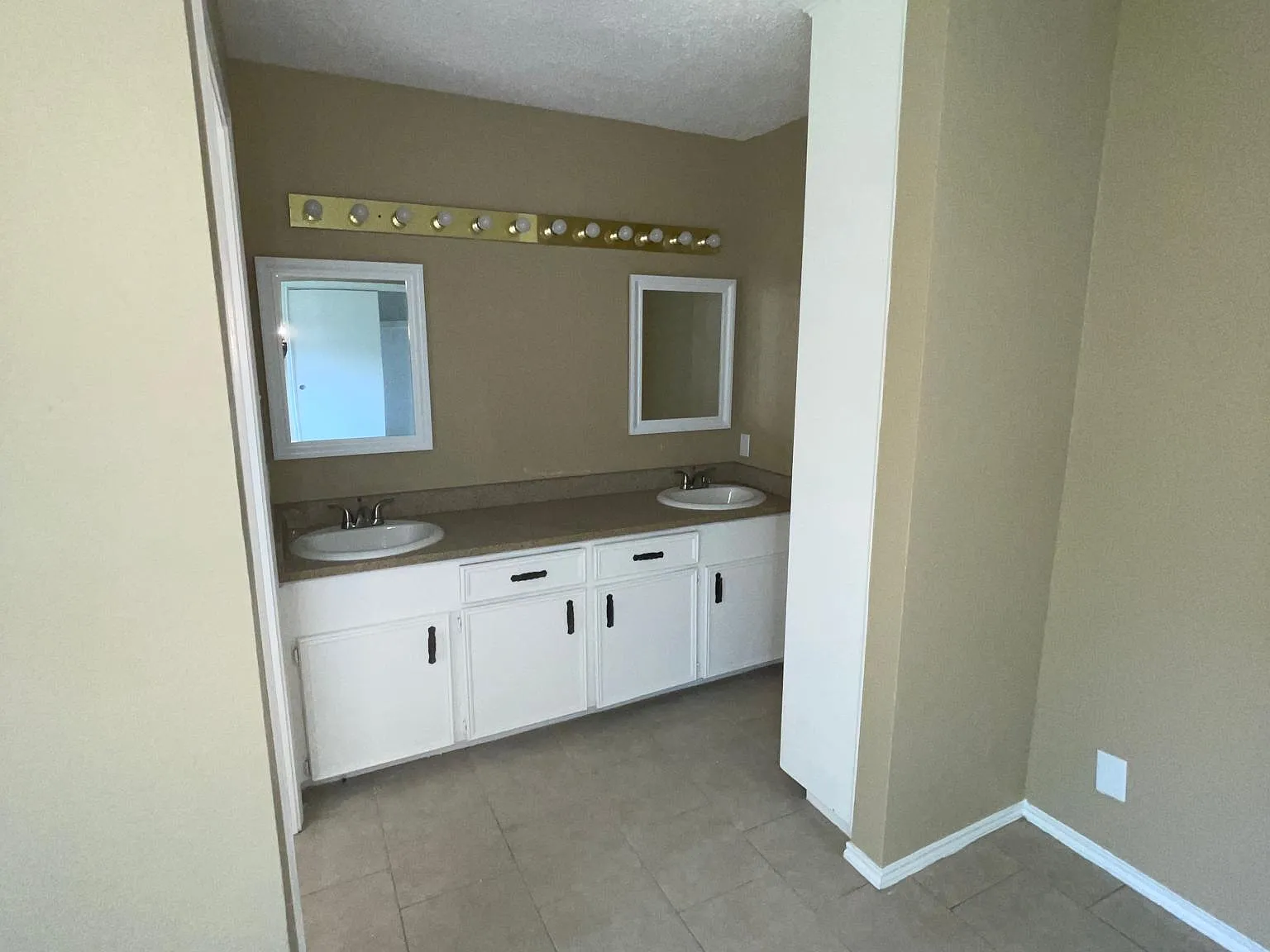 3 bed, 1412 sqft, $1,700 — Photo 4