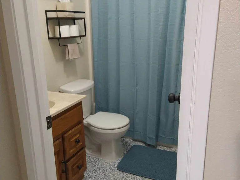 2304 E Jagerson Ave #D — Photo 10