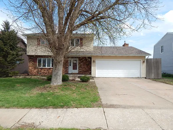 513 S 7th St, Eldridge, IA 52748