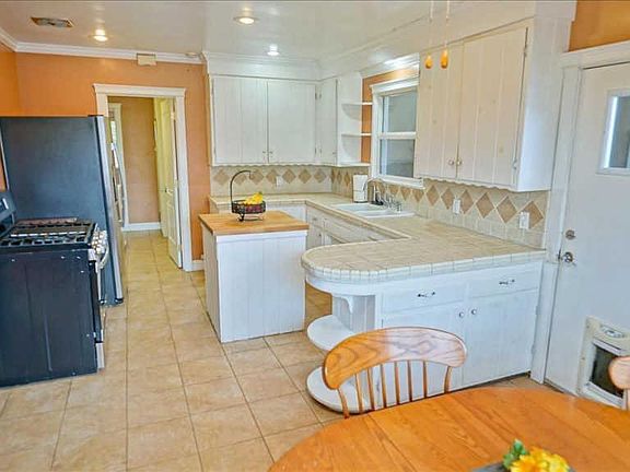 5th image of 6425 Nagle Ave