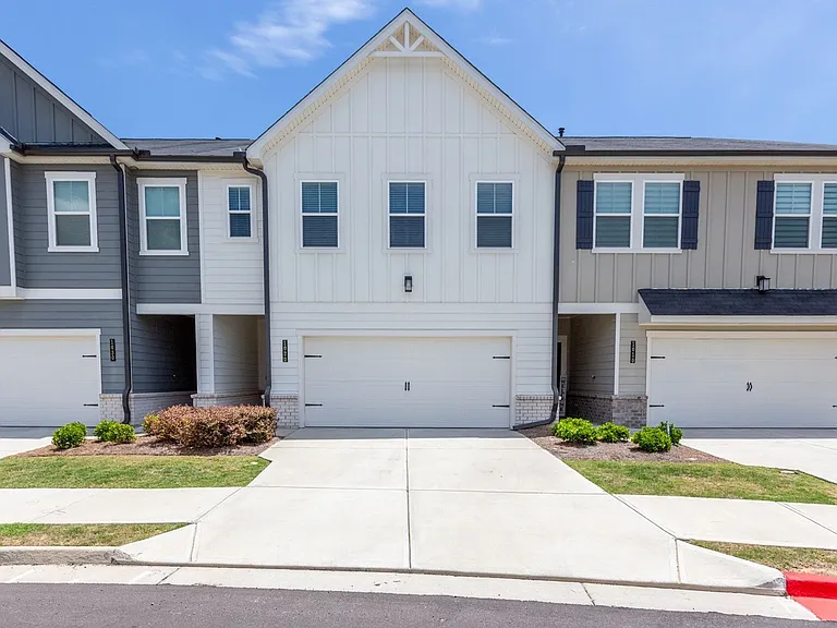1020 Point Place Dr — Photo 1