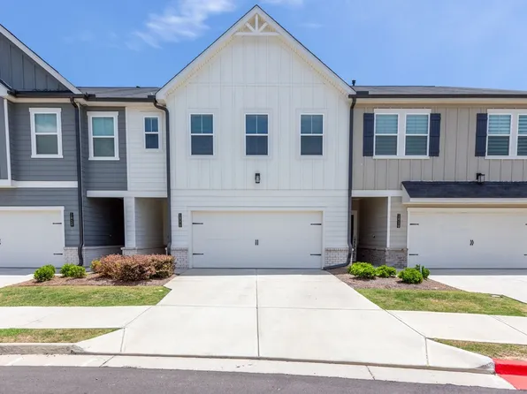 1020 Point Place Dr, Loganville, GA 30052