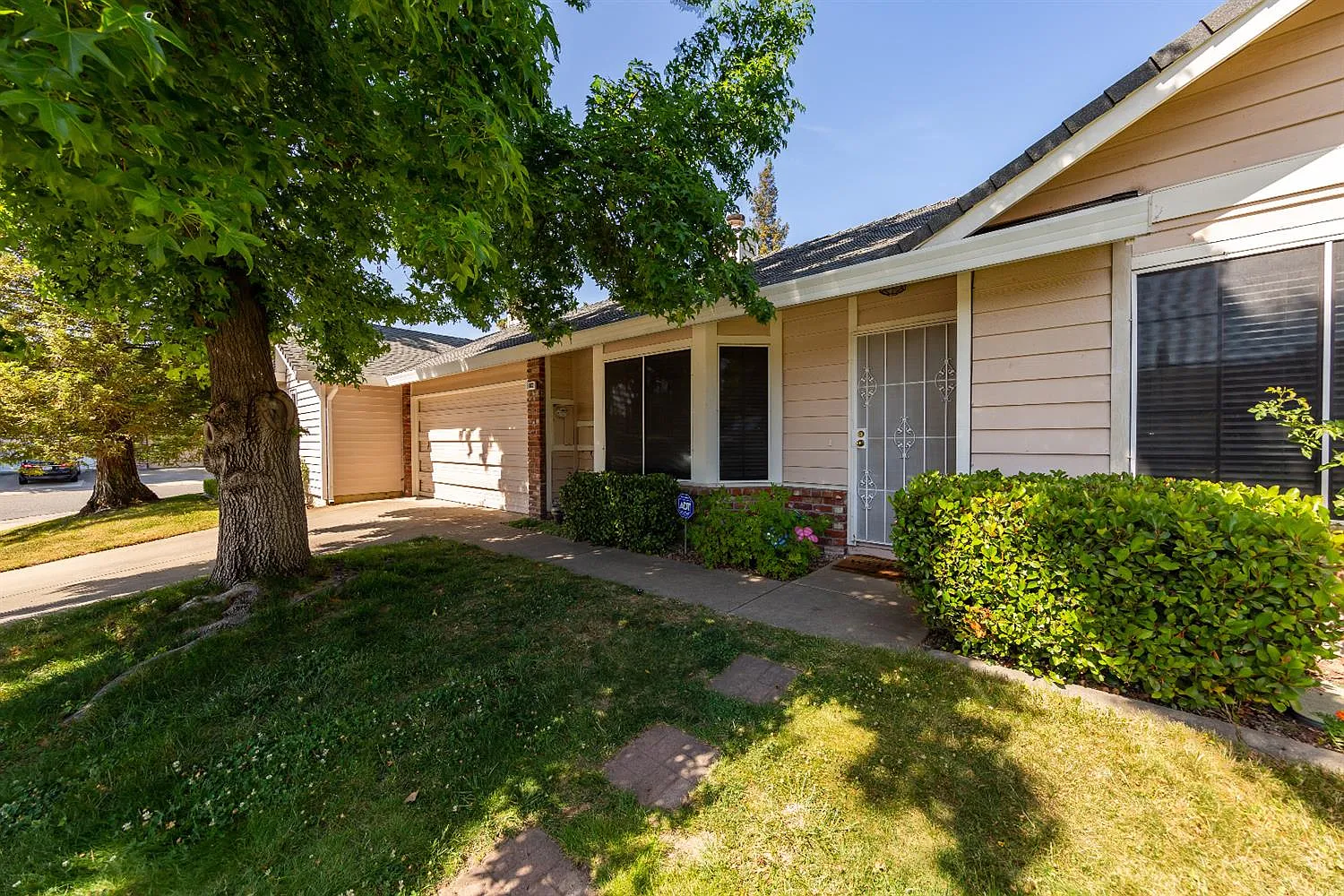 8003 Fairlands Way photo 1