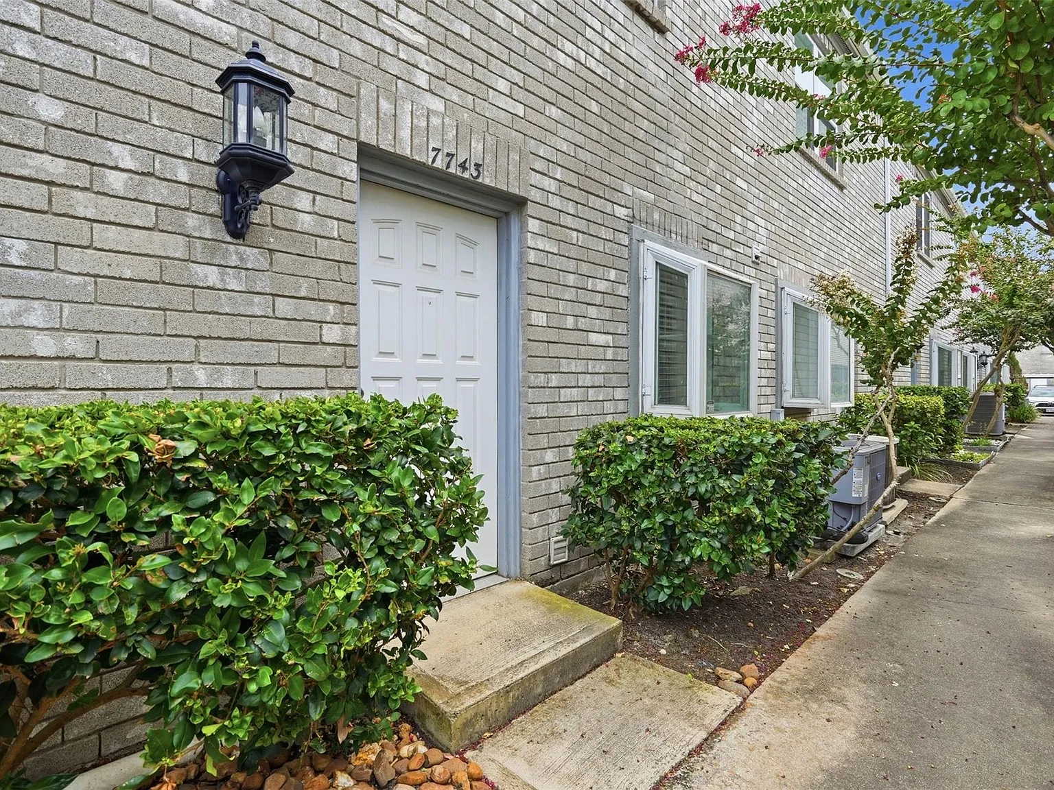 2 bed, 2.5 bath, 1368 sqft, $1,600 — Photo 1