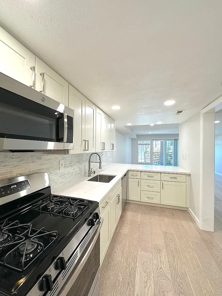 Lakeview Court Apartments — Photo 2