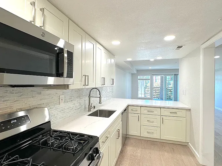 Lakeview Court Apartments — Photo 2