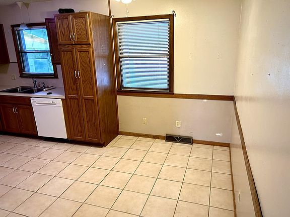 4th image of 2505 Oak St