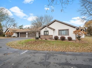 570 Donegal Cir, Shoreview, MN 55126