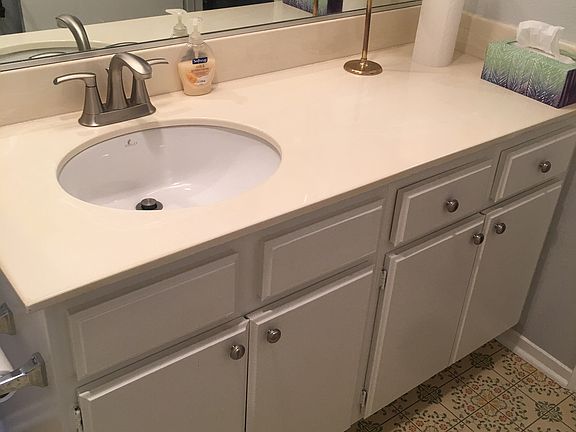 Upstr tub/shwr linen nxt dor
