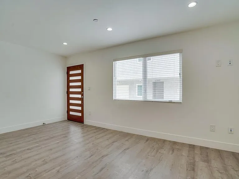 2300 Carmona Ave — Photo 6