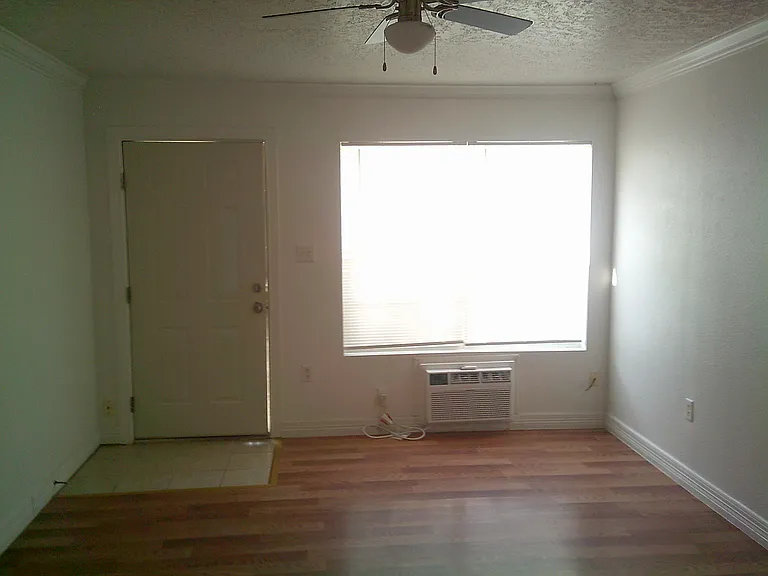 1161 NW Ozmun Ave — Photo 2