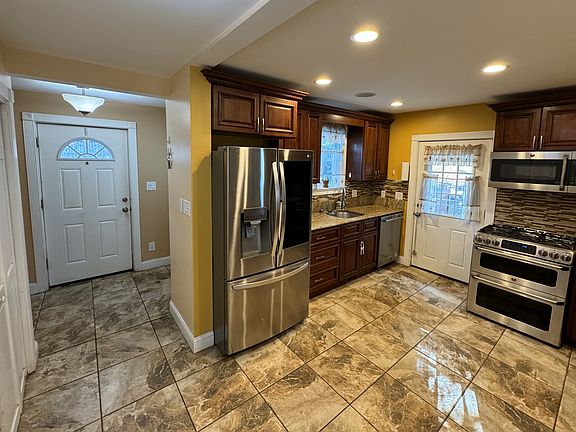 2nd image of 204 Washington St #B