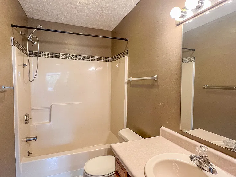 2119 Bridgewater Cir — Photo 16