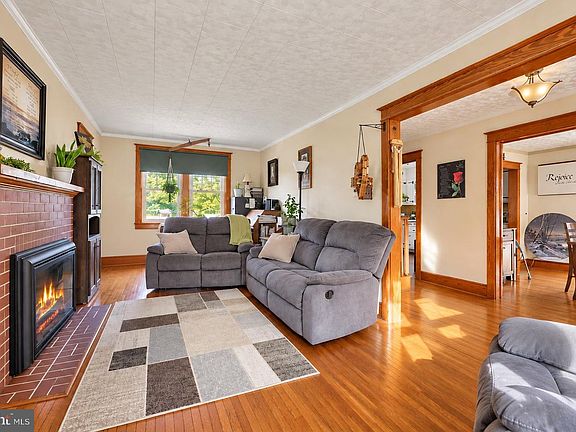 3rd image of 92 N Ronks Rd