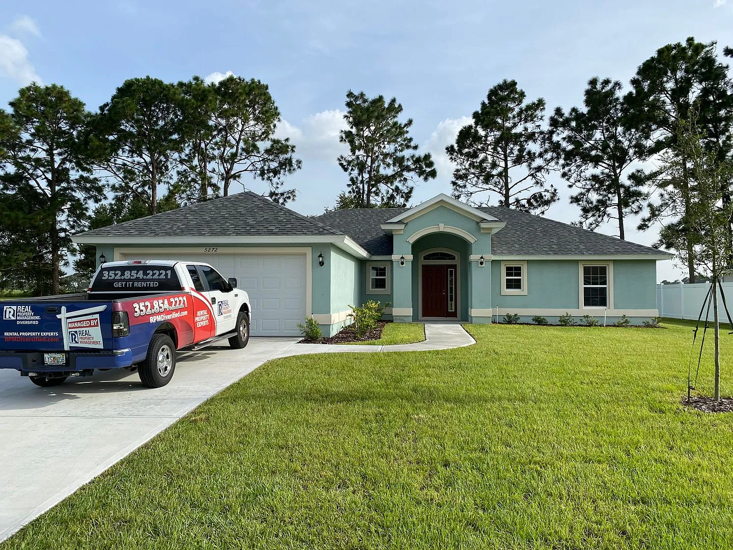Desirable SW Ocala Neighborhood 3/2/2 **Won't Last** — Photo 2