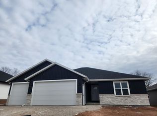 1017 Lotus Trl, Menasha, WI 54952
