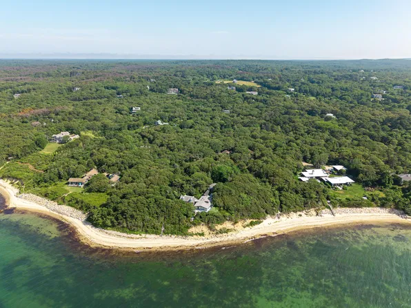 9 Beach Pebble Rd, Vineyard Haven, MA 02568