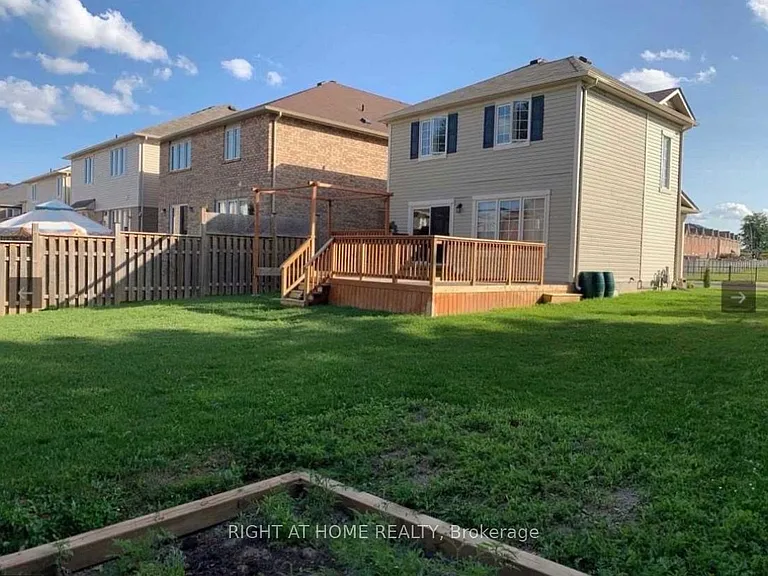 829 Farmstead Dr — Photo 2