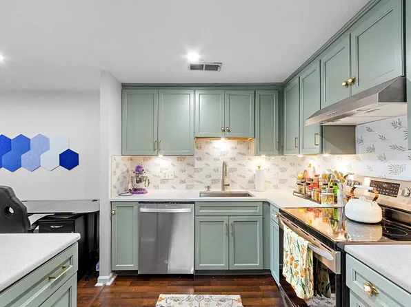 350 Neponset St APT M, Canton, MA 02021