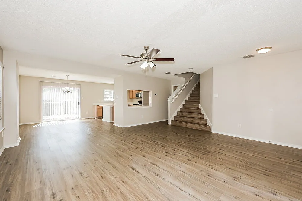 4 bed, 2.5 bath, 2193 sqft, $2,365 — Photo 4
