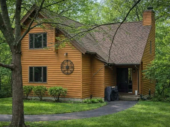 3 Woodway Ct, Galena, IL 61036