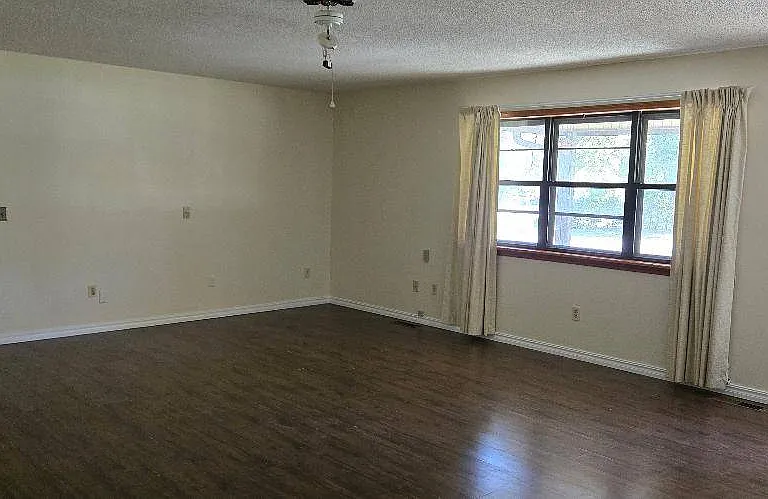 315 N Cheatham — Photo 7