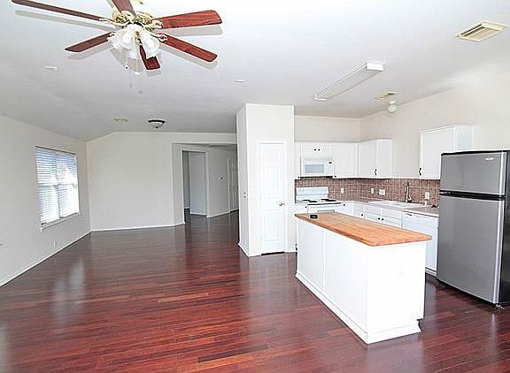 3rd image of 14721 Lantern Dr