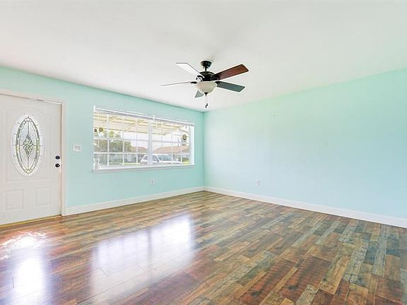 4th image of 828 Mango Dr