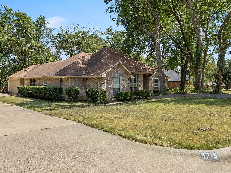 3715 Dahlia Dr — Photo 2