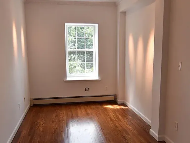 704 De Graw St #2 — Photo 7