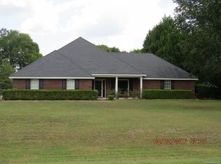 26 Fieldcrest Ct, Deatsville, AL 36022