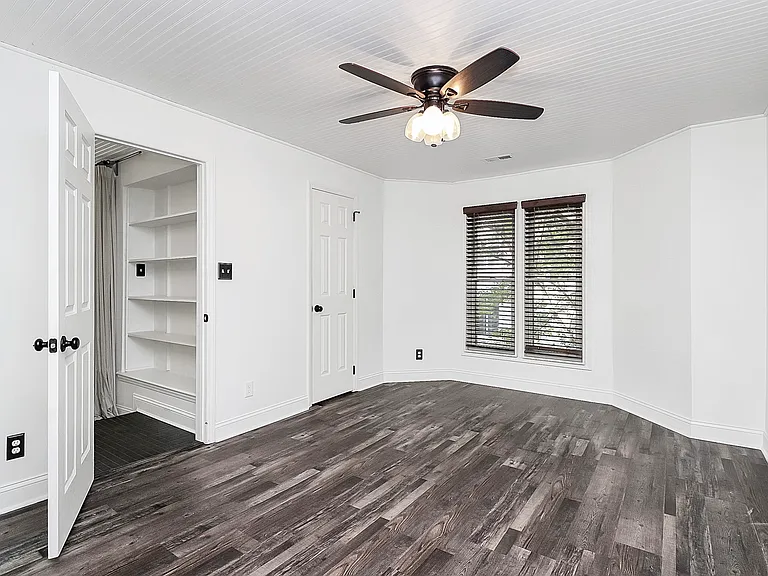 1109 E Morehead St — Photo 8