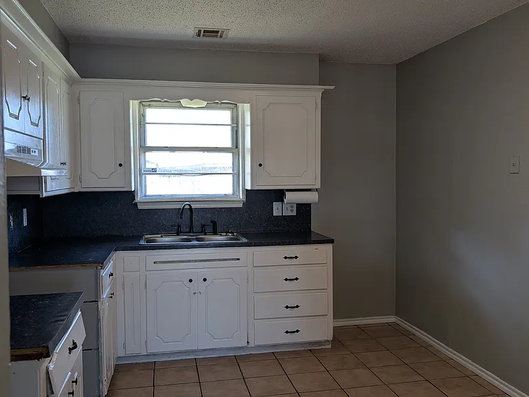 941 N Bradley Ave — Photo 4