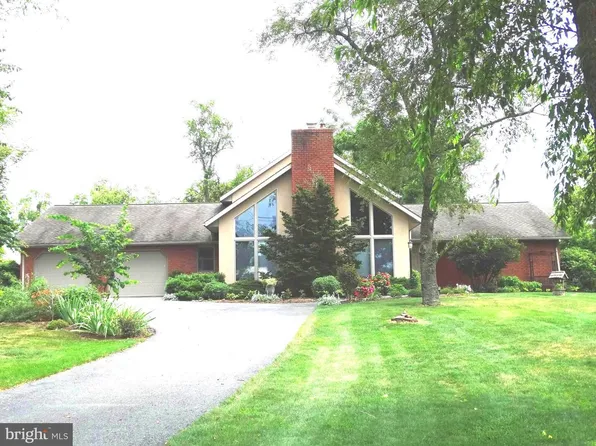 2324 Smoketown Rd, Fayetteville, PA 17222