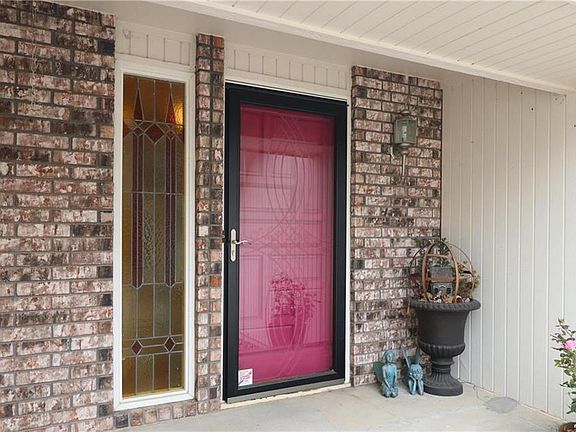 2nd image of 2819 Sweet Briar Dr