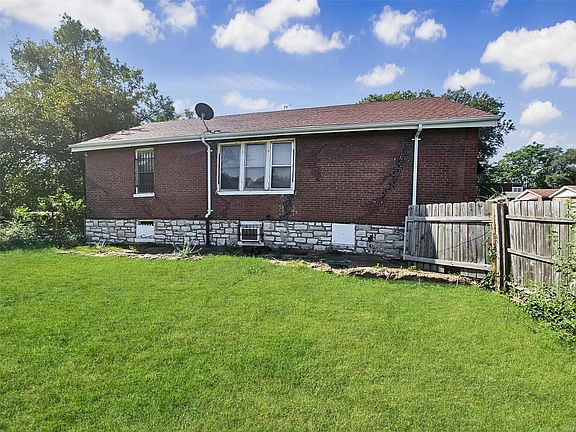2nd image of 2036 E De Soto Ave