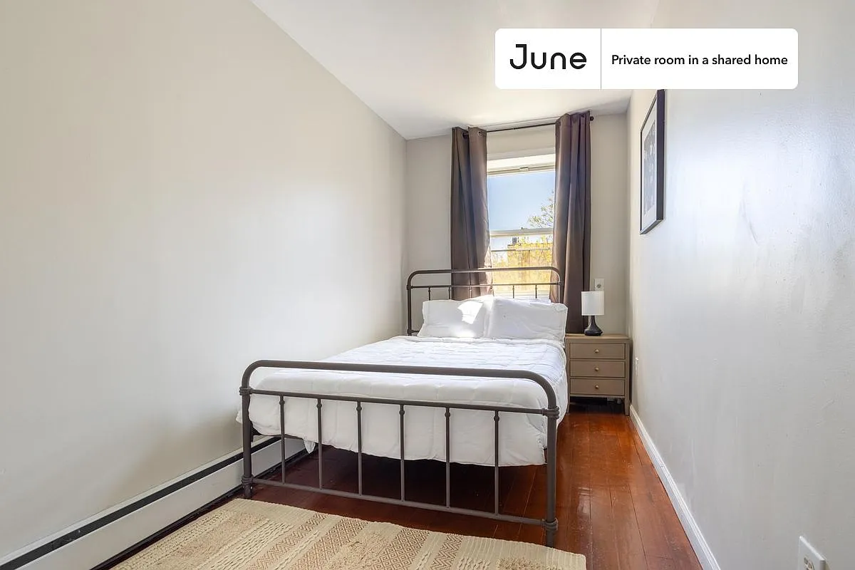 Full bedroom in 4 bed/3 bath home in Fort Greene #1078 D — Photo 1