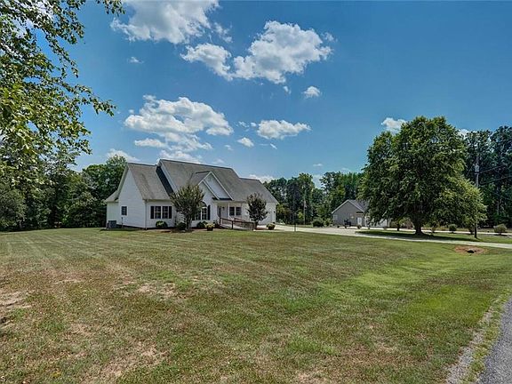 2nd image of 3041 Country Ln