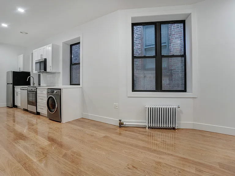 209 E 10th St #5B — Photo 3